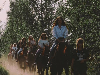 Клиенты наслаждаются конной прогулкой по лесу в Ульяновске